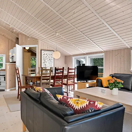 Summer House In Beautiful Nature In Brunshuse Feriehus *
